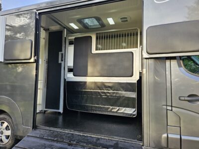 Location camionnette chevaux Renault Master STX stallion