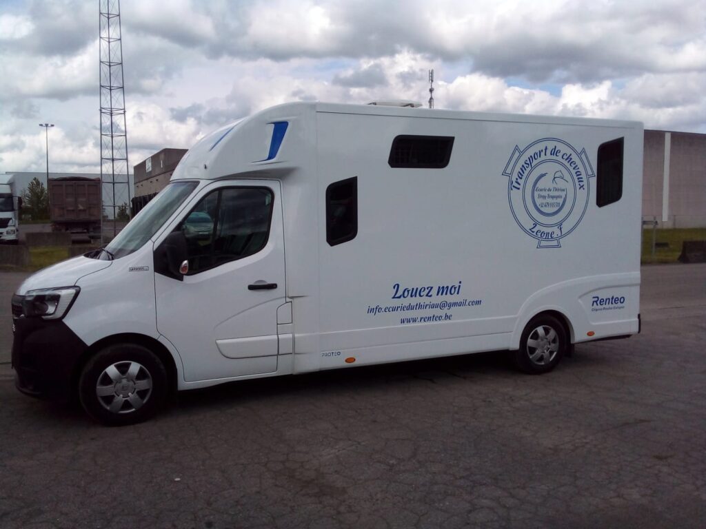 Camionnette 2 chevaux stalle