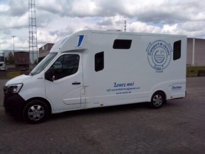 Camionnette 2 chevaux stalle